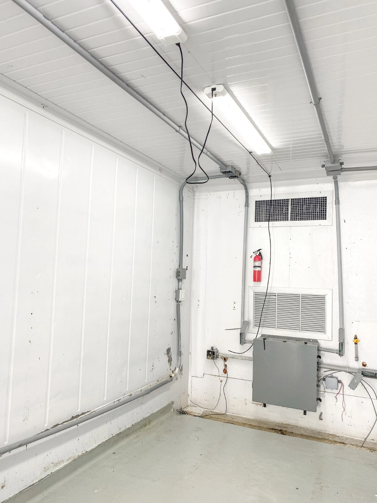 40 Foot High-Cube Insulated Shipping Container with 5 Ton Bard HVAC - Image 4